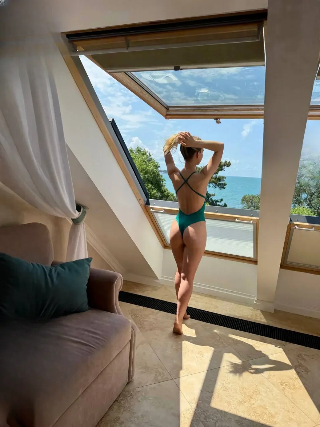 Lara thumbnail 6